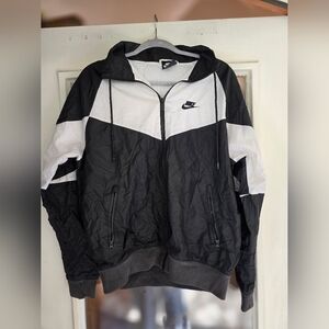 Nike Men’s Black & White Windbreaker Hooder Jacket Small